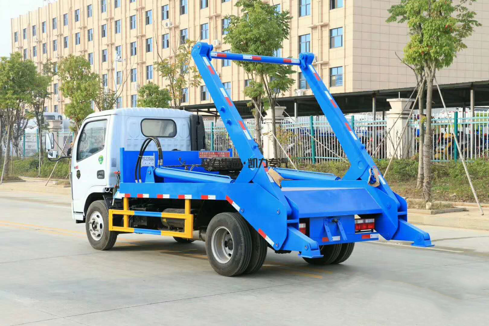 國六6方東風D6 擺臂垃圾車