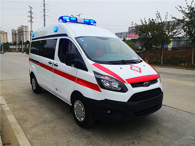 福特全順中軸柴油版運(yùn)輸型救護(hù)車(chē)