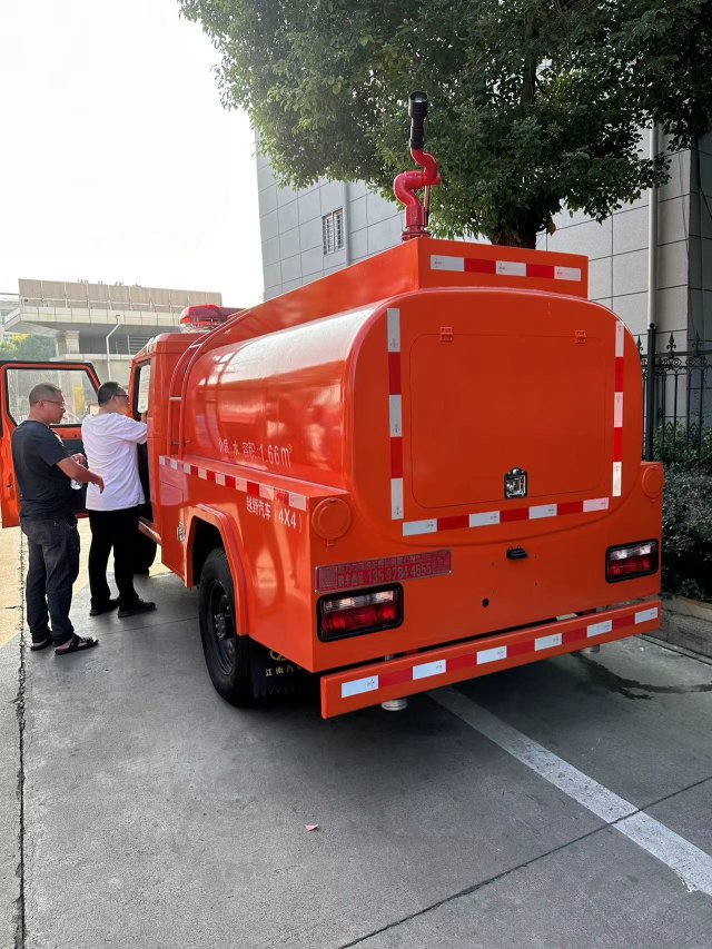 四驅消防灑水車
